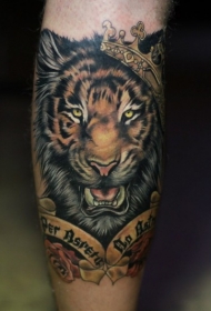 手臂写实逼真的艳丽的皇冠老虎纹身图案