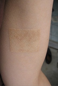 腿部以方形手白墨个性纹身图案