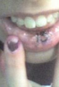 嘴唇内小黑字纹身图案