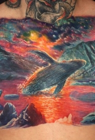 胸部惊人的彩色鲸鱼与山脉湖泊纹身图案