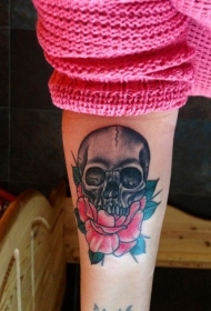手臂彩色骷髅与粉红玫瑰纹身图案