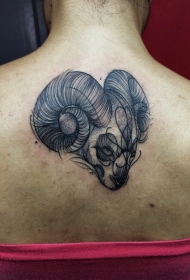 背部雕刻风格黑色的小山羊头与心脏纹身图案