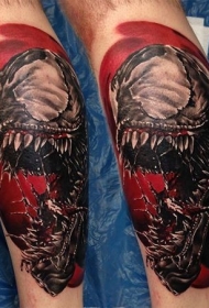 小臂逼真的彩色邪恶毒液图案