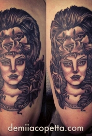 大腿惊人的黑色妇女与狮子头盔纹身图案
