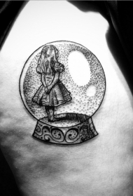 腰侧黑白玩具小女孩纹身图案