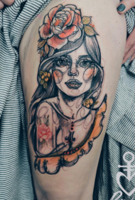 大腿彩色可爱女生与玫瑰和十字架纹身图案