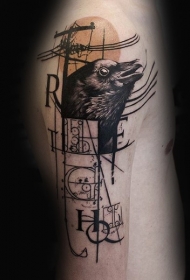 大臂黑色乌鸦与字母纹身图案