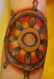 手臂彩色命运方向盘纹身图案