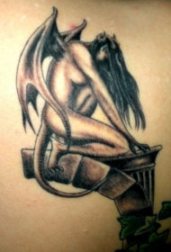 美丽的石像鬼女孩纹身图案