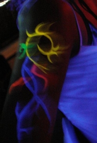 手臂部落图腾彩色荧光纹身图案