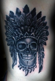 侧肋雕刻风格黑色部落骷髅与羽毛纹身图案