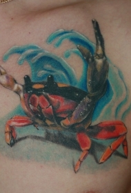 胸部彩绘螃蟹和蓝色浪花纹身图案