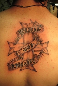 拉丁文字和十字架纹身图案