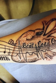 手臂有趣的黑色五线谱音符和心电图心脏纹身图案