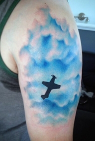 大臂蓝色的天空与黑色飞机纹身图案