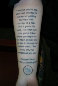 手臂英文字母文章与蓝色鸟纹身图案