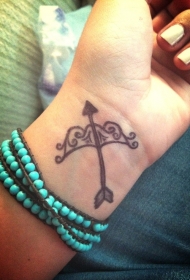 手腕可爱的弓和箭纹身图案