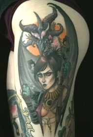 大腿old school神秘的女人与龙纹身图案