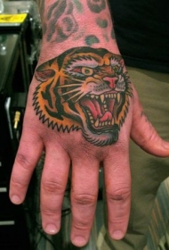 手背自然色传统咆哮老虎头部纹身图片