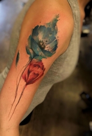女性肩部水彩画花朵纹身图案