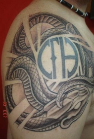 肩部带有符号的蛇纹身图案