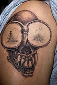 大臂大眼睛骷髅纹身图案