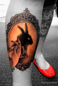 腿部彩色奇妙的大阴影兔肖像纹身