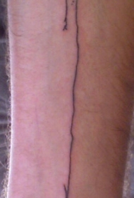 心形黑色泼墨纹身图案