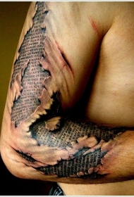 手臂神圣经文和皮肤撕裂纹身图案