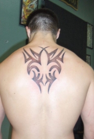 背部黑色的部落百合花纹章纹身图案