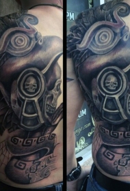 背部彩色的玛雅部落雕像头骨纹身图案