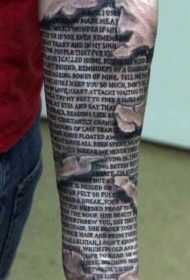 手臂有趣的撕皮老刻字母纹身图片