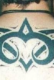 男性背部黑色的部落符号纹身图案