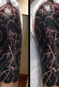 大臂黑白卡通闪电云纹身图案