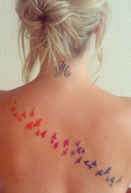 女生背部美丽的小鸟纹身图案