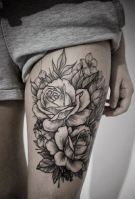 大腿黑白线条大玫瑰纹身图案