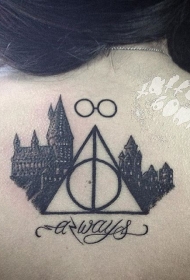 背部黑色的霍格沃茨魔法学校纹身图案