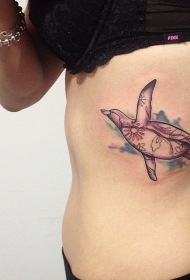 女性腰侧简约飞企鹅纹身图案