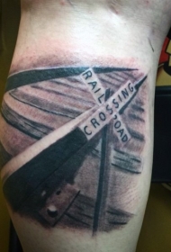小腿写实的黑白铁路轨道标志纹身图案
