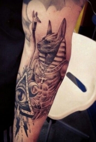 手臂彩色埃及神像与眼睛三角形纹身图案