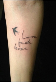 手臂简约的黑色燕子字母纹身图案