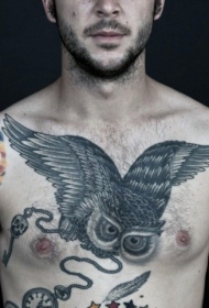 胸部黑灰猫头鹰与钥匙和时钟纹身图案