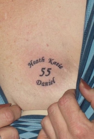 胸部黑色数字与英文字母纹身图案