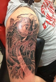 手臂棕色日本锦鲤鱼纹身图案