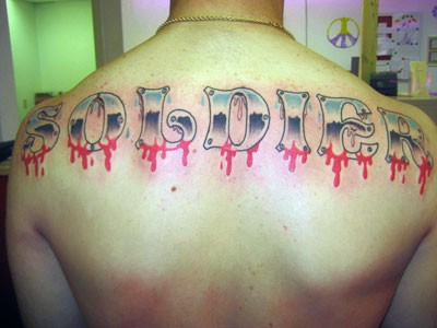 背部流血的字母彩绘纹身图案