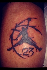 黑色的篮球运动员剪影纹身图案