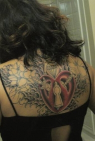 背部黑色的心形与植物花朵纹身图案