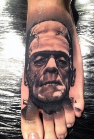 脚背逼真的黑白怪物脸纹身图案