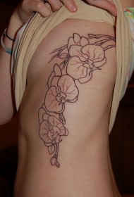 侧肋黑色线条兰花纹身图案