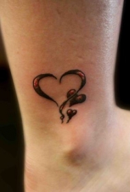 性感的黑色与红色心形脚踝纹身图案
